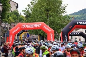 Dolomiti Race contro la donna che ha investito i ciclisti: «Adiremo le vie legali»