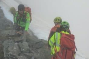Seguono una traccia sbagliata: bloccati dalla neve e dalla nebbia