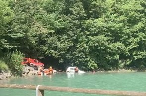 Un’auto si inabissa nel lago, a bordo una donna: morta