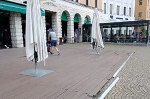 «Vergogna» in Piazza Martiri: dalla lettera del cittadino il degrado del Caffè Manin