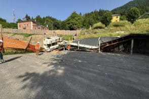 Cede il terreno, macchina si ribalta nel cantiere della variante