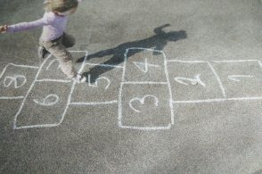 Nonni protagonisti all’asilo: a Roe i “giochi di una volta”