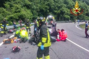 Schianto tra moto, gravi tre centauri