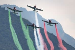 Occhi al cielo per quattro ore: in migliaia per Alpago Air Show