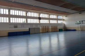 Vandali alle medie di Castion, per la pulizia intervengono i volontari