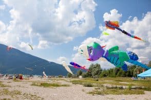 Gli aquiloni fanno felice il lago: pienone di pubblico alla prima