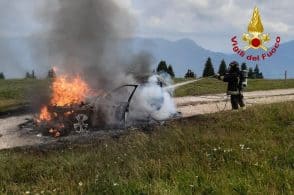 Auto in fiamme, al vaglio le cause del rogo