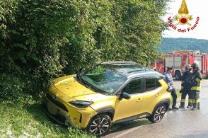 Suv finisce fuori strada, arrivano i pompieri