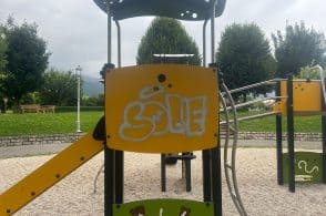 Danni al parco giochi, il Comune a caccia dei vandali