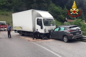 Camion sbanda e si scontra con due auto: otto feriti sull’Agordina