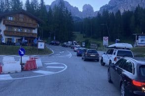 Folla per le Tre Cime, code chilometriche di auto da Misurina al parcheggio
