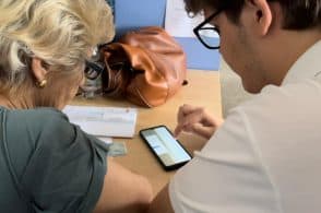 I giovani spiegano il pc agli anziani, chiuso il percorso di volontariato informatico