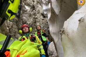 Precipita all’interno del ghiacciaio, escursionista tedesco miracolato