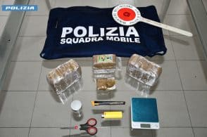 Un chilo e mezzo di hashish a casa, arrestato 55enne