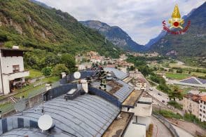 Fiamme alte nell’appartamento, spiegamento di forze dei pompieri