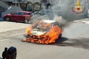 Auto in fiamme, paura in centro a Sedico