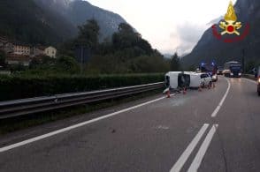 Carambola sull’Alemagna, l’auto si ribalta: un ferito