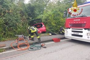 Auto si rovescia, miracolata l’autista