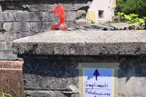 Inciviltà a Modolo, cacche di cane insacchettate e gettate sui muretti