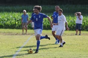 Damiano Tommasi fa tripletta: la nazionale sindaci vince l’amichevole a Farra di Mel