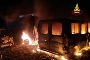 Furgone in fiamme, incendio nel parcheggio dell’officina