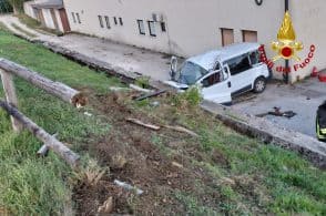 Furgone finisce fuori strada e giù per la scarpata, 8 feriti
