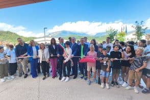 Taglio del nastro per la nuova scuola media