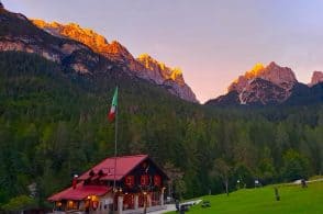 Profumo di legno e rumore di scalpelli: torna “Scolpendo” al Rifugio Padova