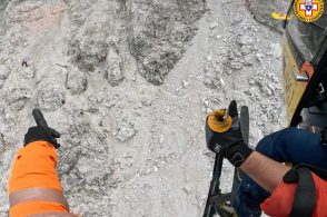 Scivola sul ghiaione, turista di Hong Kong recuperato dall’elicottero