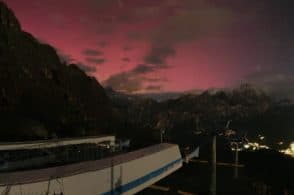 Cieli viola da favola, è tornata l’aurora boreale