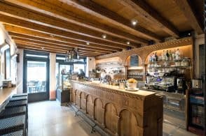 Chiude il Bar Duomo. Ma prima fa una festa-funerale