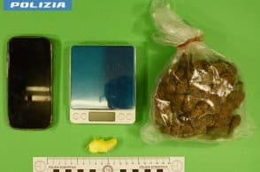 Prova a fuggire a un controllo: in casa aveva cocaina e marijuana