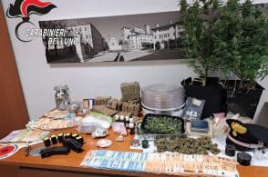 In casa avevano un vero supermarket della droga: 9 arresti