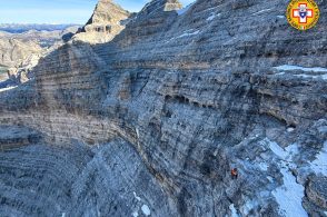 Scala in scarpe da ginnastica e trova ghiaccio: 30enne bloccato sulla Tofana