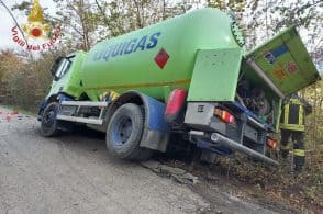 Autocisterna gpl finisce fuori strada, illeso l’autista