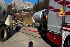 Autocisterna in panne, i vigili del fuoco travasano il gpl