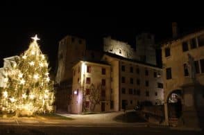 Natale in centro, arriva lo spettacolo dei trampolieri