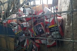 Campanile preso per pattumiera. Il parroco scrive sui social: «Datemi una mano»