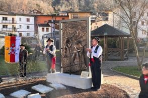 La storia degli zattieri incisa in una scultura, inaugurato il monumento a Codissago