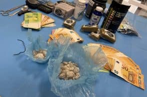 In casa con hashish e ecstasy: arrestato un venticinquenne