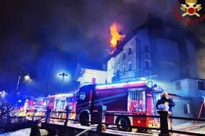 Incendio a Voltago: notte di fuoco e paura, una trentina gli evacuati