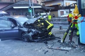 Auto contro skibus, grave una 23enne