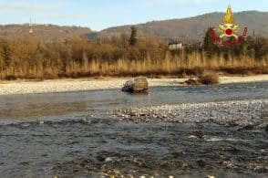 Rimane “a mollo” con il fuoristrada, lo recuperano i vigili del fuoco