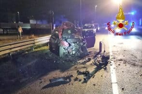 Schianto tra due auto, tre feriti 