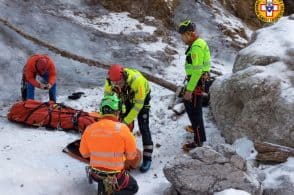 Cade dalla cascata di ghiaccio, trauma alla schiena per un 37enne