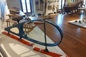 Uno storico skibob in esposizione al Museo etnografico