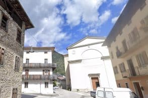 Cacche di cane nel giardino della chiesa, il parroco pensa di mettere la telecamera