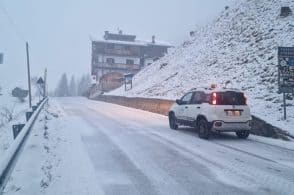 Neve sopra i 900 metri, passi aperti e percorribili