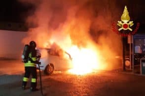 Macchina a gpl distrutta dalle fiamme