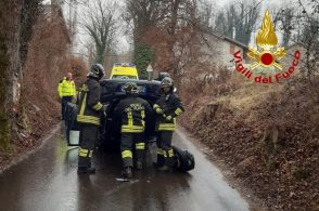 L’auto si rovescia, illesa la conducente